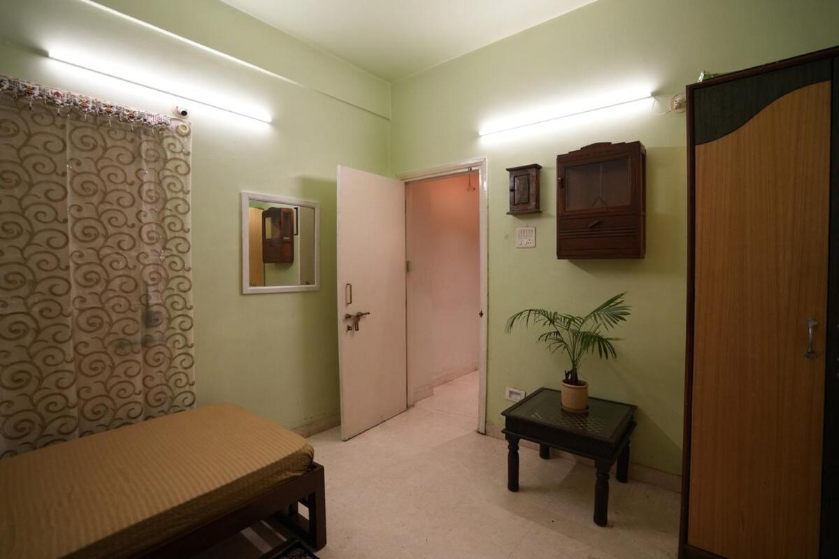 Sam's Apt- Majestic 3bhk, Prabhat Rd, Deccan *